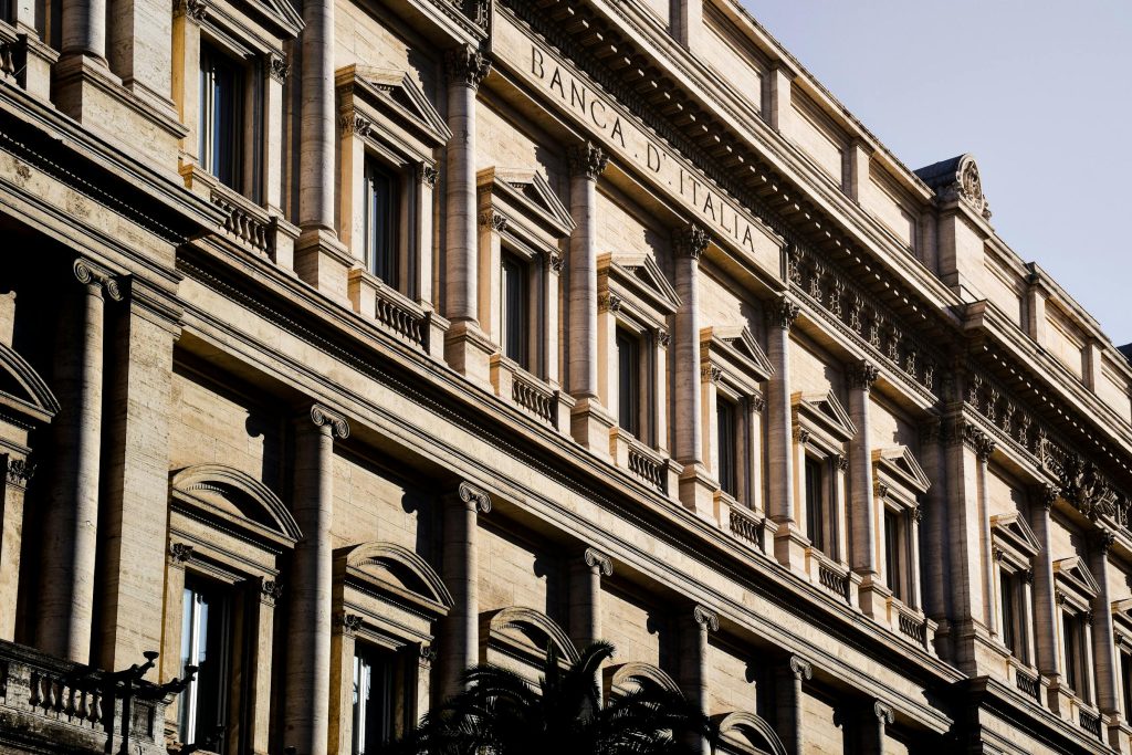 Como Escolher o Melhor Empréstimo Online na Romênia: Comparando Banca Transilvania, BRD, BCR, Raiffeisen, UniCredit e CEC Bank - como solicitar um empréstimo online Romênia