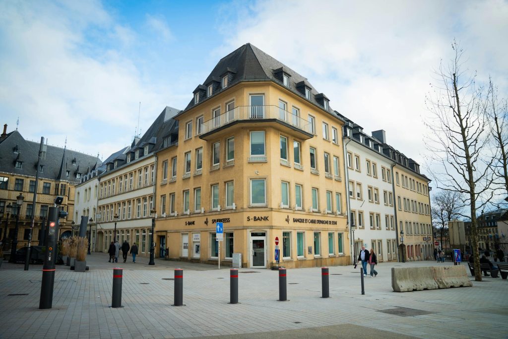 Raiffeisen Bank vs Banque Internationale à Luxembourg: Qual É a Melhor Escolha para Seu Empréstimo Online? - como solicitar um empréstimo online Luxemburgo