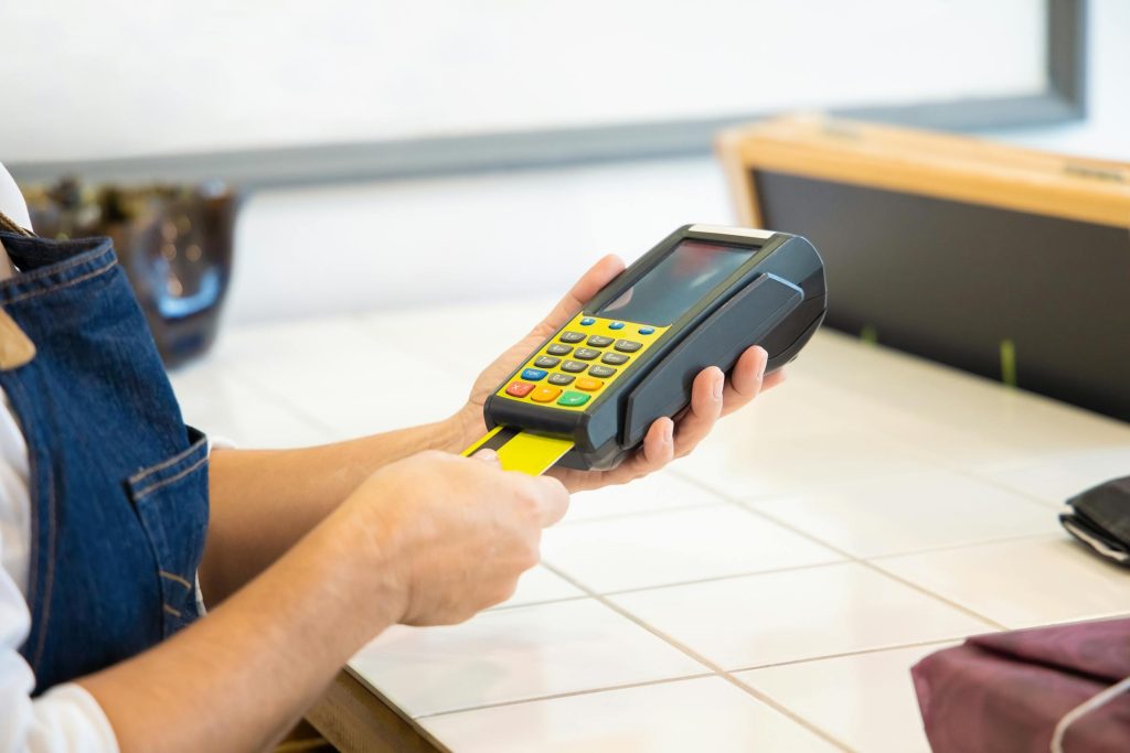 Dicas para Escolher o Cartão de Crédito Ideal: Análise das Ofertas do Abu Dhabi Commercial Bank e Mashreqbank - como solicitar cartão de credito online Emirados Árabes Unidos